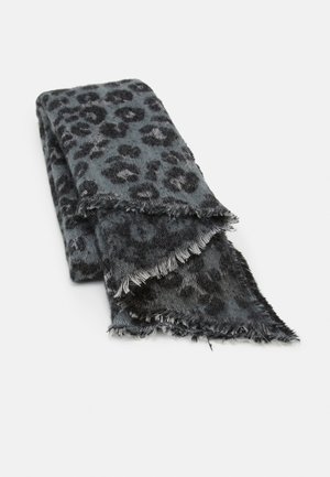 Écharpe pliée gris foncé avec motif léopard noir et bords effilochés sur fond blanc.