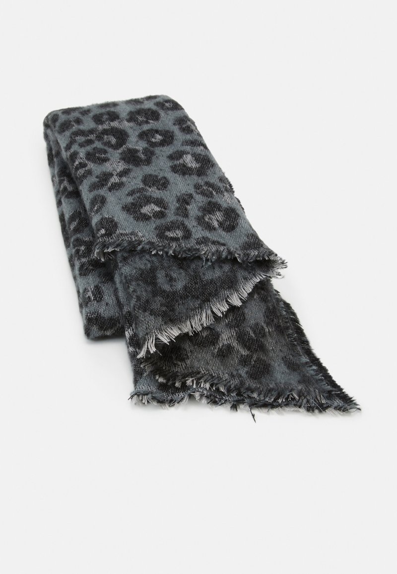 Écharpe pliée gris foncé avec motif léopard noir et bords effilochés sur fond blanc.