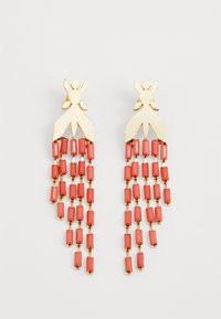 Gullfargede øredobber med et blomstertoppdesign og korallfargede rektangulære perler som faller i et lagdelt mønster. Glatt tekstur, livlig farge.