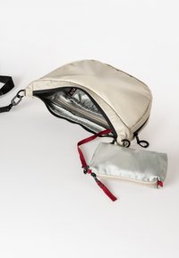 Beige, strukturierter Stoff Schultertasche mit einem schwarzen Reißverschluss und Innentasche; enthält ein passendes kleines Täschchen mit roten Akzenten und Reißverschluss.