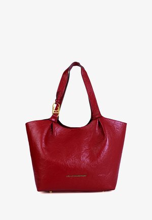 Bolso tote de imitación cuero rojo con una forma estructurada, textura suave y un detalle de logo en tono dorado. Presenta una sola correa para el hombro.