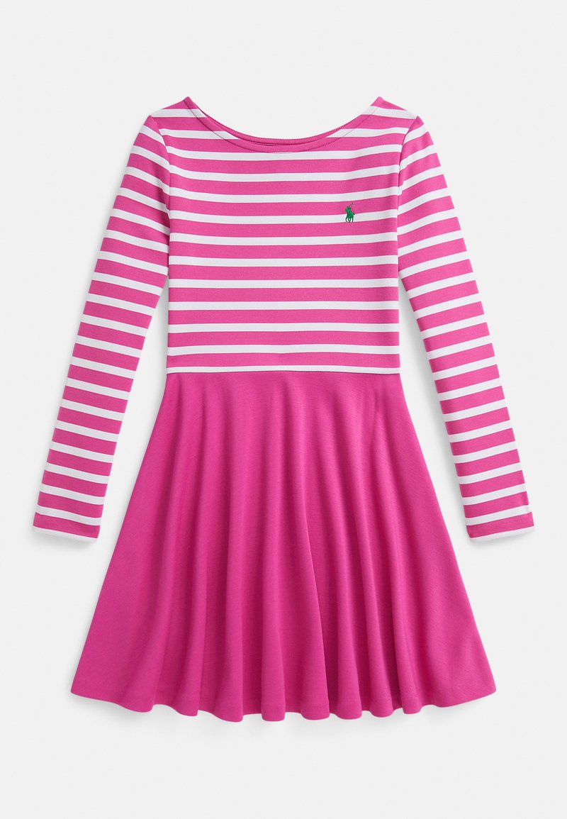 Rožinė suknelė su baltomis horizontaliomis juostelėmis viršutinėje pusėje ir rankovėse, vientisa rožinė platėjanti sijono dalis, ir mažas žalias siuvinėtas logotipas ant krūtinės.