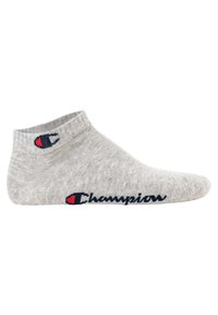 Grå bomullsgolf med ribbad kant, med röd och blå logotypdetalj samt "Champion"-text broderad i marinblått. Slät struktur.