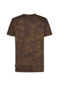 Bruine t-shirt met een natuurpatroon van bomen en landschappen, korte mouwen, ronde hals en een Relaxed fit.