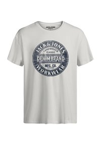 Balta medvilninė marškinėliai su dideliu apvaliu tamsiai mėlynu spaudiniu, ant kurio parašyta "Jack & Jones", "Denim Brand" ir "Workwear", su vintage dizainu.