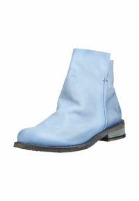 Hellblaue Leder-Stiefelette mit niedrigem Blockabsatz, abgerundetem Zehenbereich und Schmetterlingsdetail nahe der Ferse an der Außenseite.