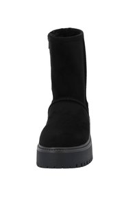 Stivale ankle in suede nero con punta rotonda, suola in gomma piatta e cuciture minime. La parte superiore ha una texture liscia e un design di lunghezza media.