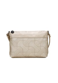 Bolso cruzado de cuero beige con patrón tejido, cierre de cremallera y correa desmontable. Presenta una superficie texturizada y un acento metálico.