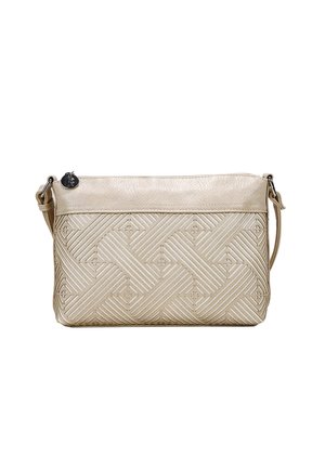 Bolso cruzado de cuero beige con patrón tejido, cierre de cremallera y correa desmontable. Presenta una superficie texturizada y un acento metálico.