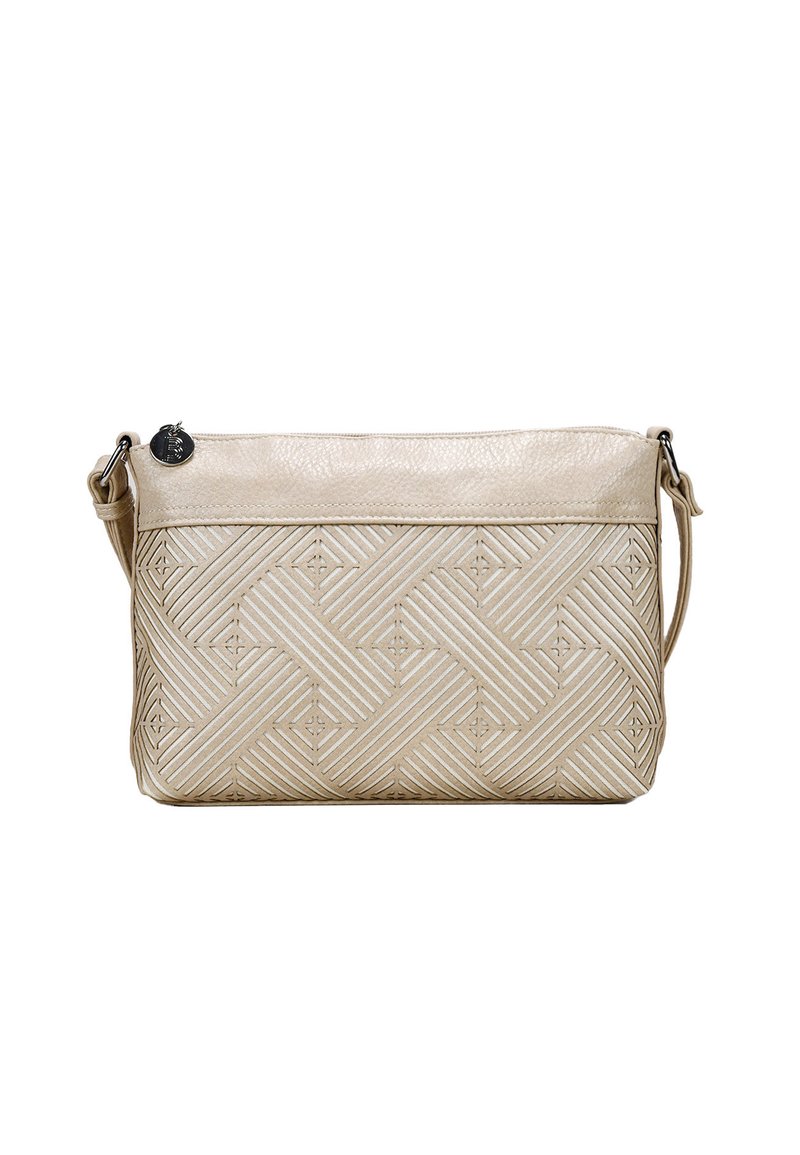 Bolso cruzado de cuero beige con patrón tejido, cierre de cremallera y correa desmontable. Presenta una superficie texturizada y un acento metálico.