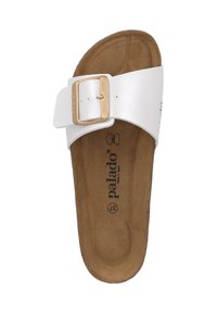 Sandal bianco slip-on con una singola fascia larga e fibbia dorata, con una soletta imbottita marrone su cui è stampato il logo e la taglia.
