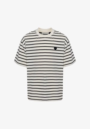 To smilende børn står side om side iført matchende hvide og sorte stribede T-shirts og sorte shorts, den ene med hænderne på hoften, den anden med fletninger.