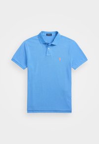 Lichtblauw polo shirt met korte mouwen, voorzien van twee knopen en een klein geborduurd roze logo op de linkerborst, plat gelegd op een witte achtergrond.