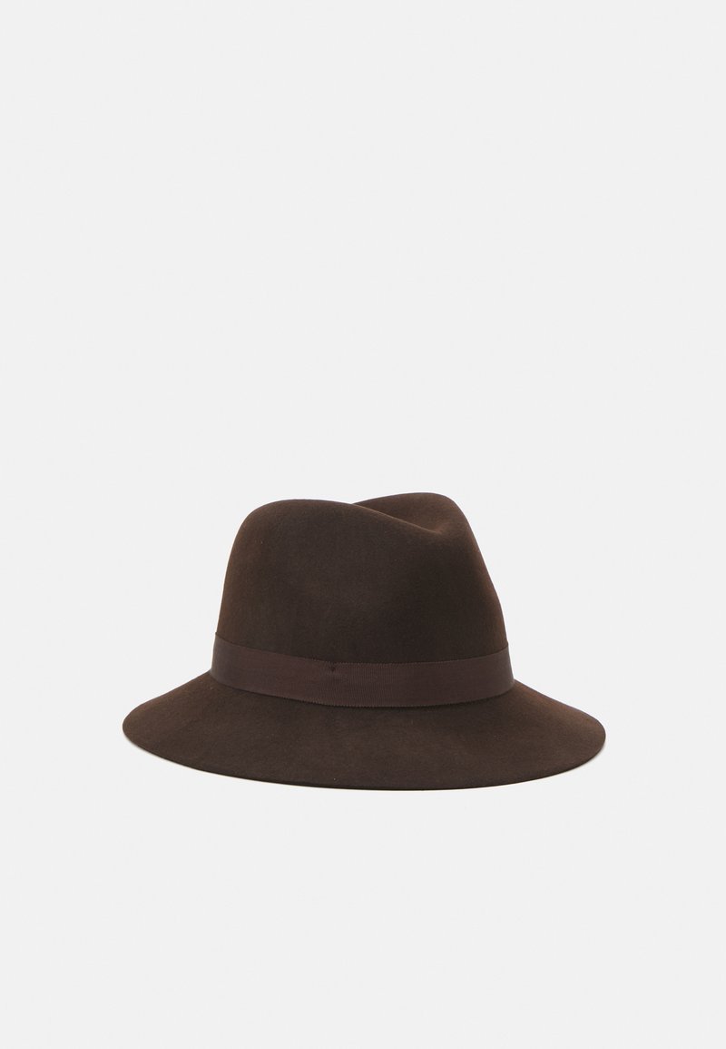 Barna gyapjú kalap széles szélekkel és egy az alján lévő, hozzáillő barna szalaglappal. A kalap tetején egy diszkrét bemélyedés található.