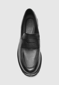 Čierny kožený slip-on mokasín s dekoratívnym prešívaním a polstrovaným golierom, značka ECCO, navrhnutý pre pohodlie a štýl.