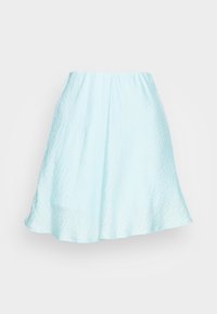 Saia azul clara com textura franzida, apresentando um cós elástico e uma silhueta godê que se estende abaixo do joelho.