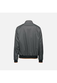 Giacca bomber grigia con colletto alto, polsini ed orlo elasticizzati. Presenta dettagli arancioni sui polsini e sulla vita. Materiale sintetico liscio.