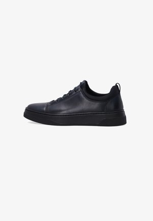 Schwarze Leder-Sneaker mit runder Zehenform, minimalen Nähten und Gummisohle. Verfügt über ein Schnürdesign und eine kleine Zuglasche an der Ferse.