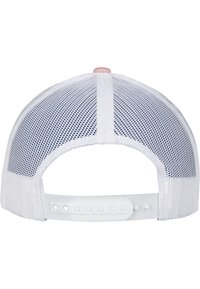 Gorra de béisbol de malla blanca con una correa ajustable de plástico blanco sólido en la parte posterior. Presenta un botón rosa en la parte superior.