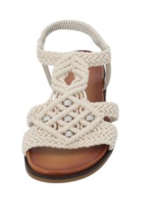 Beige gewebter Sandale mit dekorativen, rautenförmigen Mustern, verziert mit silbernen Akzenten und einer gepolsterten braunen Sohle.