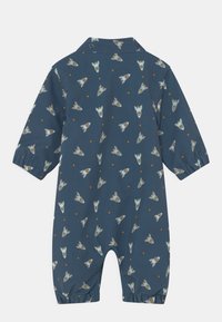 Marineblauer Babystrampler mit Rundum-Druck von Raketen und Sternen, langen Ärmeln und Druckknöpfen am hinteren Kragen.