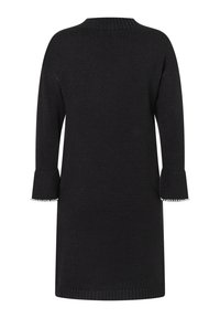 Schwarzes Strickkleid mit einem gerippten Ausschnitt, drei Viertelärmeln und kontrastierenden Perlenakzenten an den Manschetten. Gerader Saum.