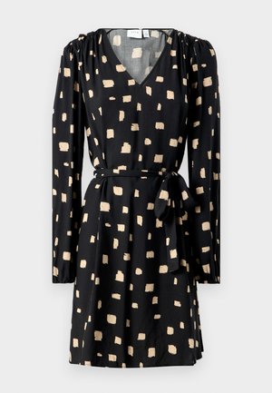 Robe noire à manches longues et décolleté en V, avec un motif carré beige. Comprend une taille ceinturée et une texture de tissu douce et fluide.