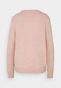 Ljusrosa stickad tröja med rund halsringning, långa ärmar och ribbad nederkant. Materialet ser mjukt ut med en subtil textur.