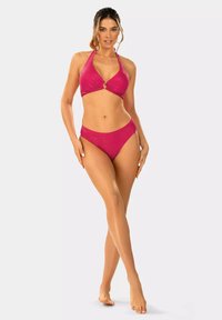 Różowy zestaw bikini z halterem, z prążkowaną teksturą i okrągłym akcentem z metalowego hardware'u, w komplecie z dopasowanymi, wysokimi majtkami.