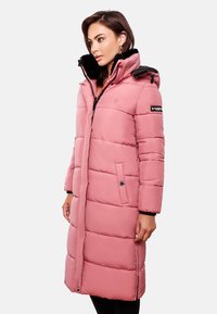 Lång rosa puffjacka med avtagbar svart huva, sidofickor och quiltad textur. Har dragkedja och tryckknapplås.