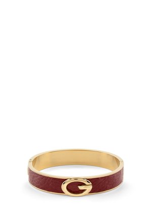 Armband mit bordeauxfarbenem Lederband und goldener ovaler Schließe mit einem "G" Emblem in der Mitte auf weißem Hintergrund.