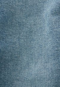 Ljusblå denimtyg med en twillvävning, som har en slät struktur och enhetlig färg över hela tyget. Inga synliga detaljer eller metalldelar.