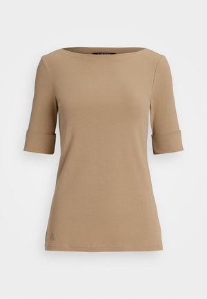 Beige, getailleerd t-shirt met een brede, ronde halslijn en mouwen tot de elleboog met een opgerolde uitstraling. Gemaakt van zachte, rekbare stof met een subtiele logoaccent.