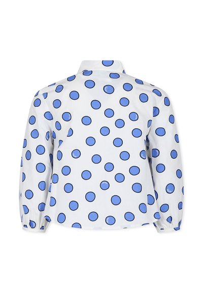 Blouse blanche à pois ronds bleus, avec un col et des manches longues à poignets élastiques. Tissu lisse avec une finition brillante.