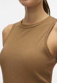Top sin mangas de color marrón con un cuello alto, que presenta una textura suave y un diseño ajustado. Sin patrones ni acentos visibles.
