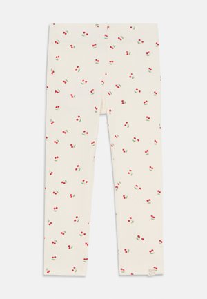 Leggings blancos con textura acanalada que presentan un estampado repetido de cerezas en rojo y verde. Cintura elástica; textura suave. Sin detalles adicionales.