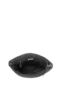 Sort læder clutch-taske med lynlåslukning. Indvendigt har den et glat foder og en ekstra lynlåslomme til opbevaring.