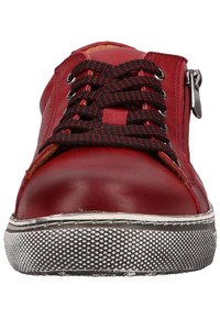 Rode leren sneaker met zwart en rood gepatternde veters, zijrits en een getextureerde zwarte rubberen zool. Glad bovenwerk met gestikte accenten.