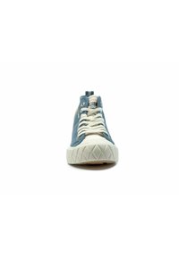 Baskets en toile bleue avec semelle en caoutchouc crème. Comprend des lacets ronds, un capuchon de protection renforcé et un motif en caoutchouc texturé sur la semelle.