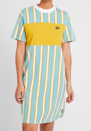 Robe t-shirt bleu clair avec des rayures verticales jaunes et blanches. Dotée d'un panneau en bloc jaune et d'un logo sur la poitrine. Manches courtes.