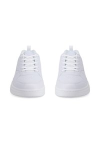 Balti sportiniai batai, pagaminti iš sintetinės medžiagos, su apvaliu pirštu, raištelių uždarymu, paminkštinta apykakle ir tekstūruotu guminiais padu.