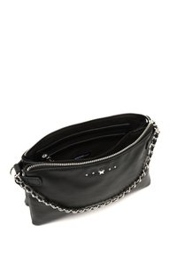 Sac en cuir noir avec fermeture éclair, bandoulière en chaîne argentée, accent étoile et clous décoratifs. L'intérieur comprend plusieurs compartiments.