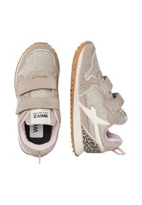 Sneakers con velcro, tomaia in mesh, accenti in suede grigio chiaro, dettagli bianchi e rosa, e un tallone con stampa leopardata. Suola in gomma con trazione.