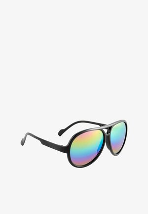 Occhiali da sole neri con lenti grandi e rotonde a specchio che mostrano tonalità arcobaleno. Montatura in plastica leggera e slanciata con templi curvi.