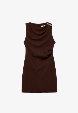 Mouwloze donkerbruine jurk met draperiehalslijn en twee gouden, druppelvormige versieringen op de linker schouder.