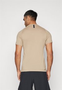 Nike Performance FLEX - T-skjorte til trening - khaki/black