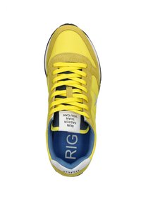 Scarpa sportiva gialla con tomaia sintetica liscia, interno blu a contrasto e suola in gomma testurizzata. Presenta lacci gialli piatti.