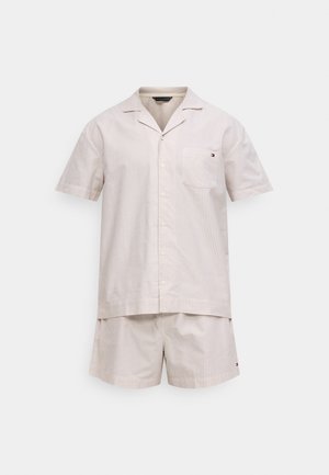 Kortærmet pyjamasæt med striber i lysebeige og hvid. Indeholder en knaplukket top med brystlomme og matchende shorts. Blødt stof.