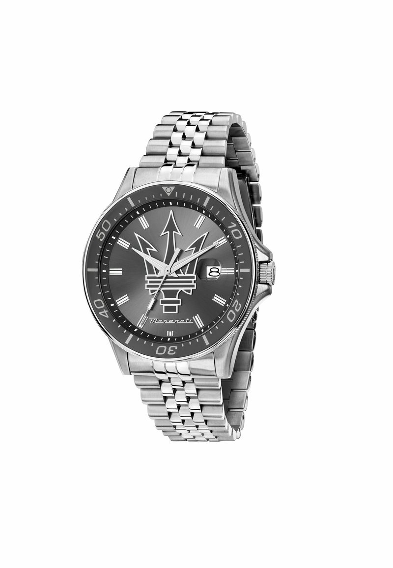 Orologio in acciaio inox argento con quadrante grigio, dotato del logo Maserati, tre design a freccia e un display della data. Cinturino a maglie.