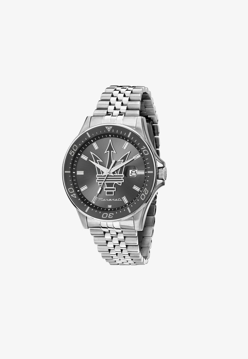 Orologio in acciaio inox argento con quadrante grigio, dotato del logo Maserati, tre design a freccia e un display della data. Cinturino a maglie.